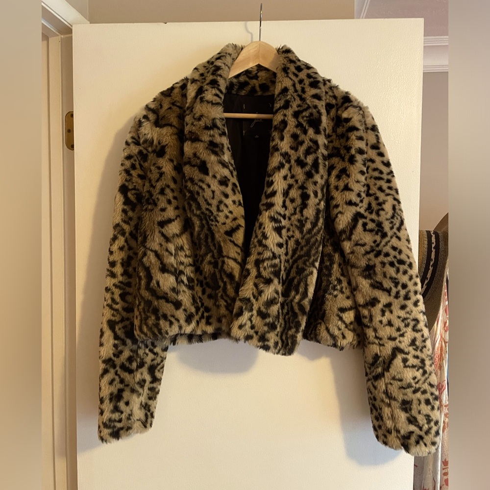 Faux fur cropped leopard print jacket.